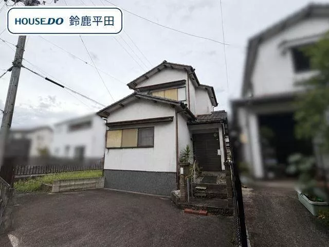 3LDK with a well-developed surrounding environment, within a 10-minute drive to supermarkets, pharmacies, and clinics