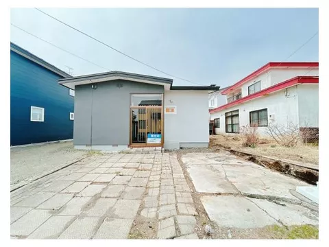 【Open House】 Interior and exterior renovations in progress / Move-in possible within the year / Single-story house / Water facilities replacement / Parking for 3 cars