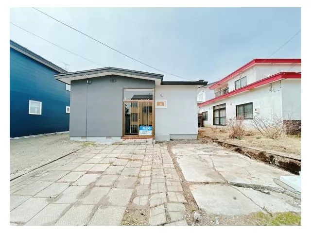 【Open House】 Interior and exterior renovations in progress / Move-in possible within the year / Single-story house / Water facilities replacement / Parking for 3 cars