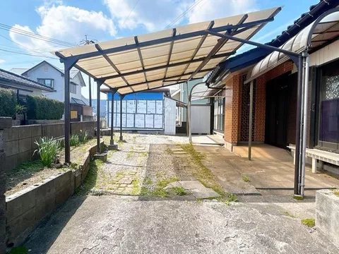 [Open House] Interior and exterior renovations planned / Single-story / Parking for 2 cars available / Southeast corner lot - Image 2