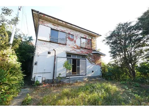 17 minutes on foot from Yokosuka Chuo Station. A property with a good view on a hill. It's a terrace house. Renovation...