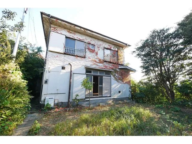 17 minutes on foot from Yokosuka Chuo Station. A property with a good view on a hill. It's a terrace house. Renovation...