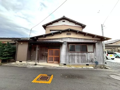 The frontage exceeds 27 meters, and the area is nearly 100 tsubo, a vast site.