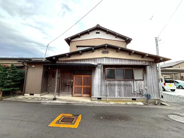 The frontage exceeds 27 meters, and the area is nearly 100 tsubo, a vast site.