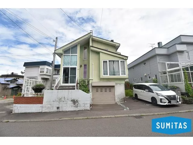 Just a 3-minute walk to the bus stop and close to shopping! A spacious 4LDK house where you can also enjoy a home garden in the southern yard.