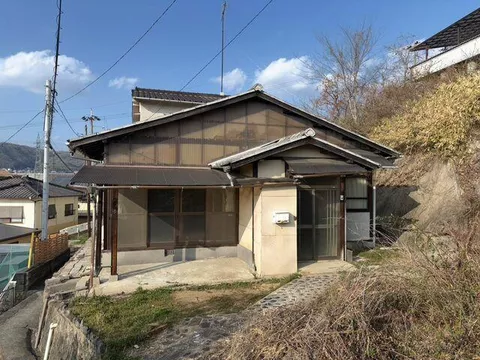 8 minutes walk from "Tabuse" station on JR Sanyo Main Line