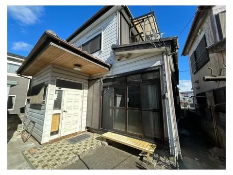 A two-story 4DK house with a rich living environment within 1km of the station, convenience store, supermarket, and drugstore