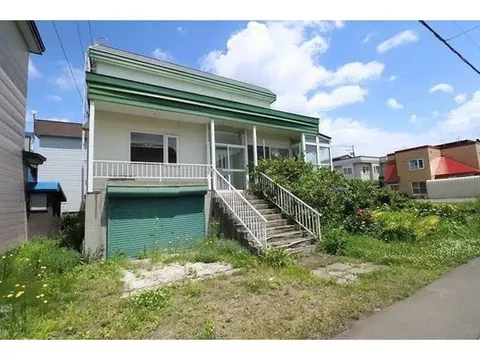 Approximately 56 tsubo of land! A spacious 6LDK with each room over 6 tatami. A material that can be renovated to your liking.