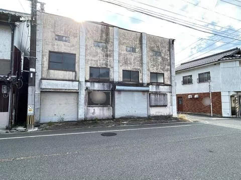 【Has water leakage】 A 2-story 5SK building on a corner lot, approximately 69 tsubo, with a warehouse and garage.