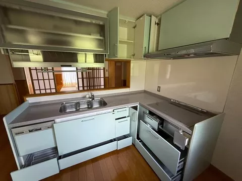 ≪Vacant House Single-Story Residence≫ This is a single-story house with a garden. There is a large steel-framed storage shed.