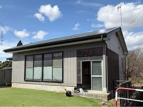 This is a 2DK single-story house with parking for 3 cars.