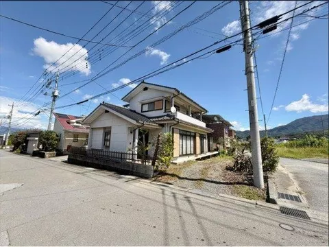 A sunny detached house facing a south-facing road. The lush and quiet living environment is attractive.