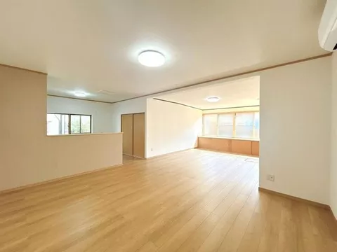 【Open House】 Interior and exterior renovations completed / Move-in available within the year / 13 minutes on foot from Miyanoura Elementary School