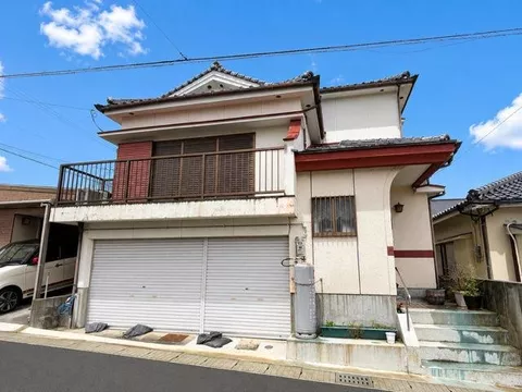 The southern garden has good sunlight and laundry dries quickly. There are also balconies in two directions. Middle 2