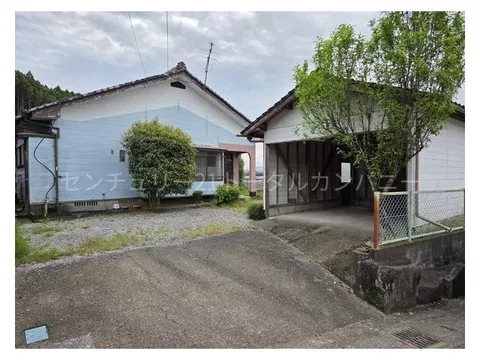It requires renovation, but it is an affordable property. A calm atmosphere near an elementary school.