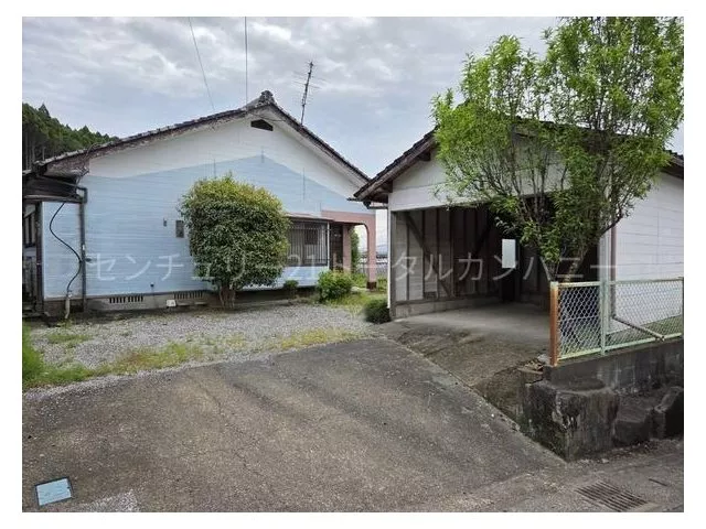 It requires renovation, but it is an affordable property. A calm atmosphere near an elementary school.