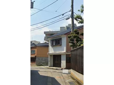 Approximately 6 minutes on foot to Takaoka Station. Commercial facilities are also available!