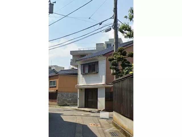 Approximately 6 minutes on foot to Takaoka Station. Commercial facilities are also available!
