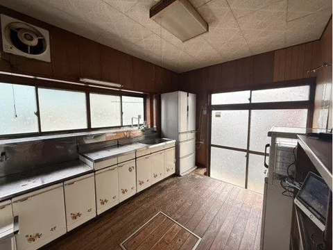 ◆ Land over 300 tsubo ◆ Partially floored ◆ Hot water supply ◆ Window in the kitchen ◆ Connected Japanese-style room - Image 2