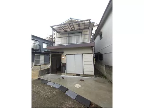 ■ Convenient for commuting and school with access to 2 train lines!