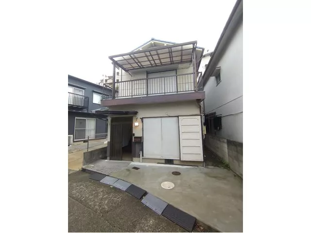 ■ Convenient for commuting and school with access to 2 train lines!