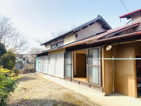Spacious land of about 188 tsubo! Perfect for a home garden or hobby space! The south side has farmland and is sunny!