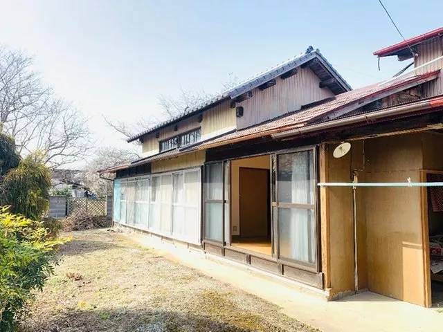 Spacious land of about 188 tsubo! Perfect for a home garden or hobby space! The south side has farmland and is sunny!