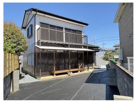 Renovated inside and out in February 2026; approximately 1700m to Maedo Elementary School; ample storage including a storage room.