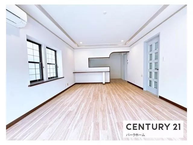 Renovation completed in March 2025! Available for viewing on the same day! Parking for 2 cars available! 6m wide road in front!