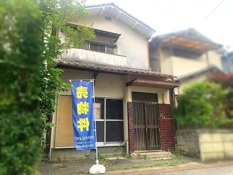 Family type with a 3DK layout, approximately 22 tatami mat room garage and storage available.