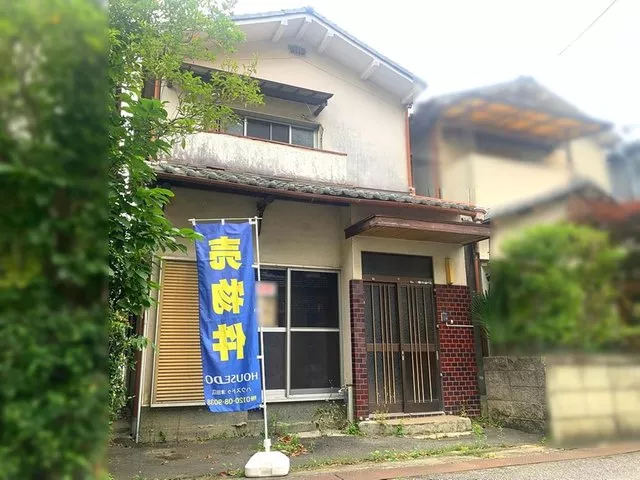 Family type with a 3DK layout, approximately 22 tatami mat room garage and storage available.