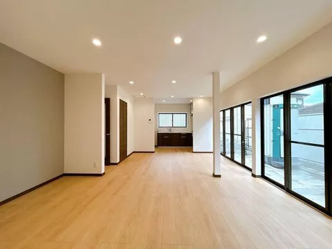 [Open House] Interior and exterior renovation planned / Parking for 3 cars in parallel available / 12-minute walk to Kanaya Elementary School