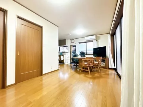 A spacious property with over 50 tsubo of land! A 4LDK in a green-rich living environment◎ Parking for 2 cars♪ - Image 3