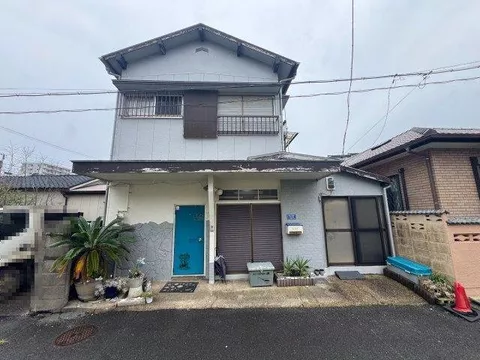 ◆Partial flooring and washbasin ◆Open kitchen ◆Within 10 minutes walk from the station ◆Flooring